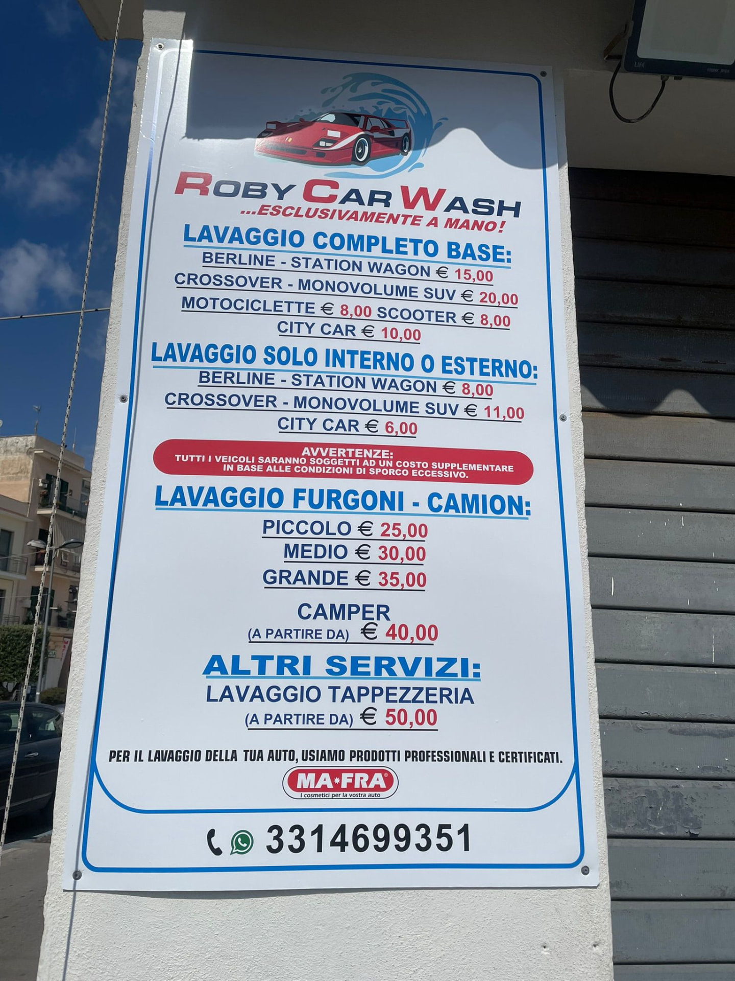 Insegna con il listino prezzi di Roby Car Wash a Gaeta